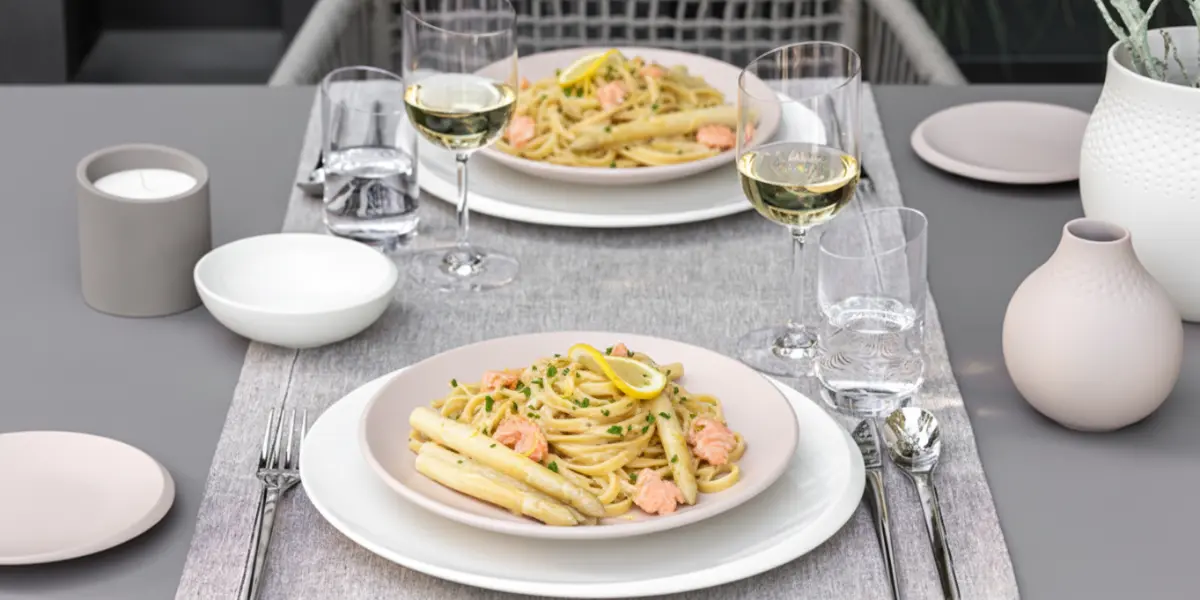 Gedekte tafel met Villeroy & Boch NewMoon servies, met daarop Heerlijke tagliatellepasta in romige mascarpone saus, met verse witte asperges, zalm en citroen